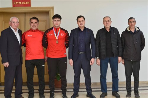 Türkiye Şampiyonu Güreşçimiz Kaymakamımızı Ziyaret Etti